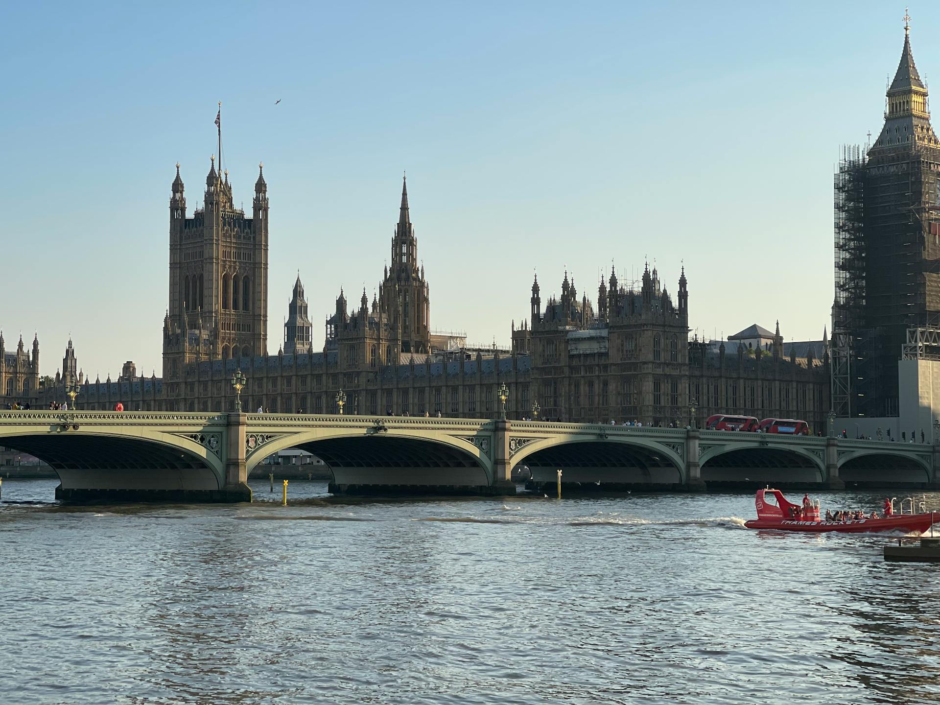 Roaming pentru Marea Britanie: cine câștigă bătălia prețurilor?