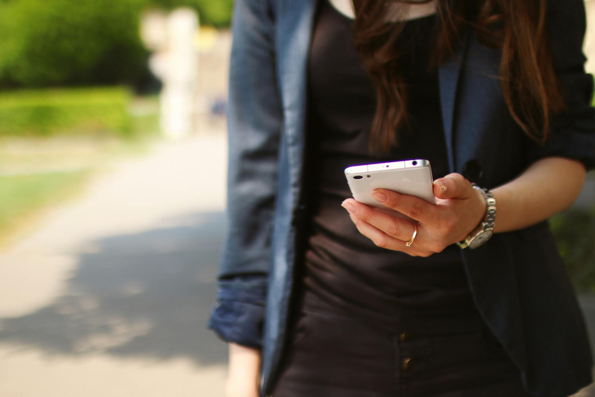 Dual SIM în Serbia: primești apeluri pe numărul tău în timp ce folosești un eSIM pentru internet