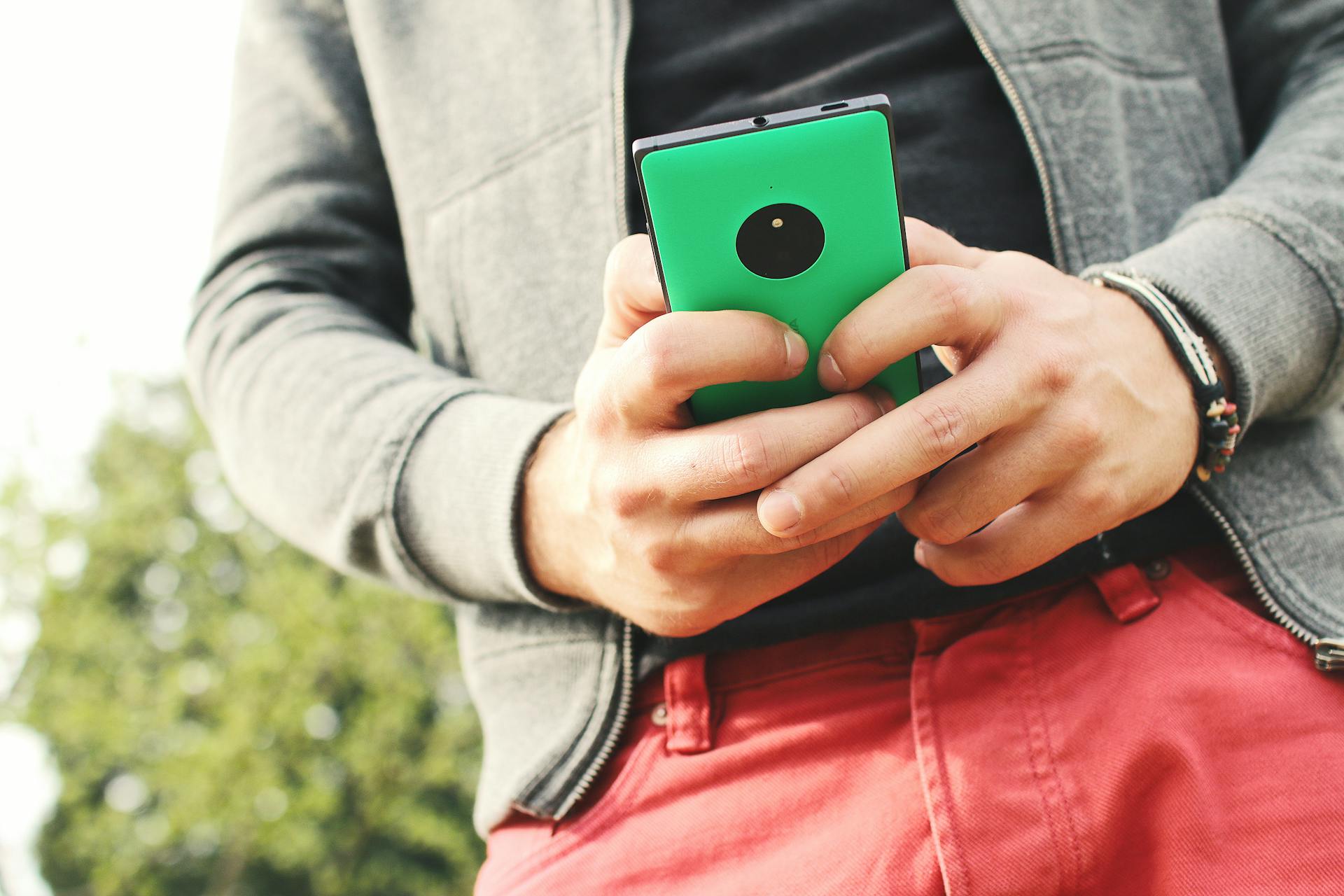 Cum să păstrezi numărul de WhatsApp activ în timp ce folosești netSIM în Serbia