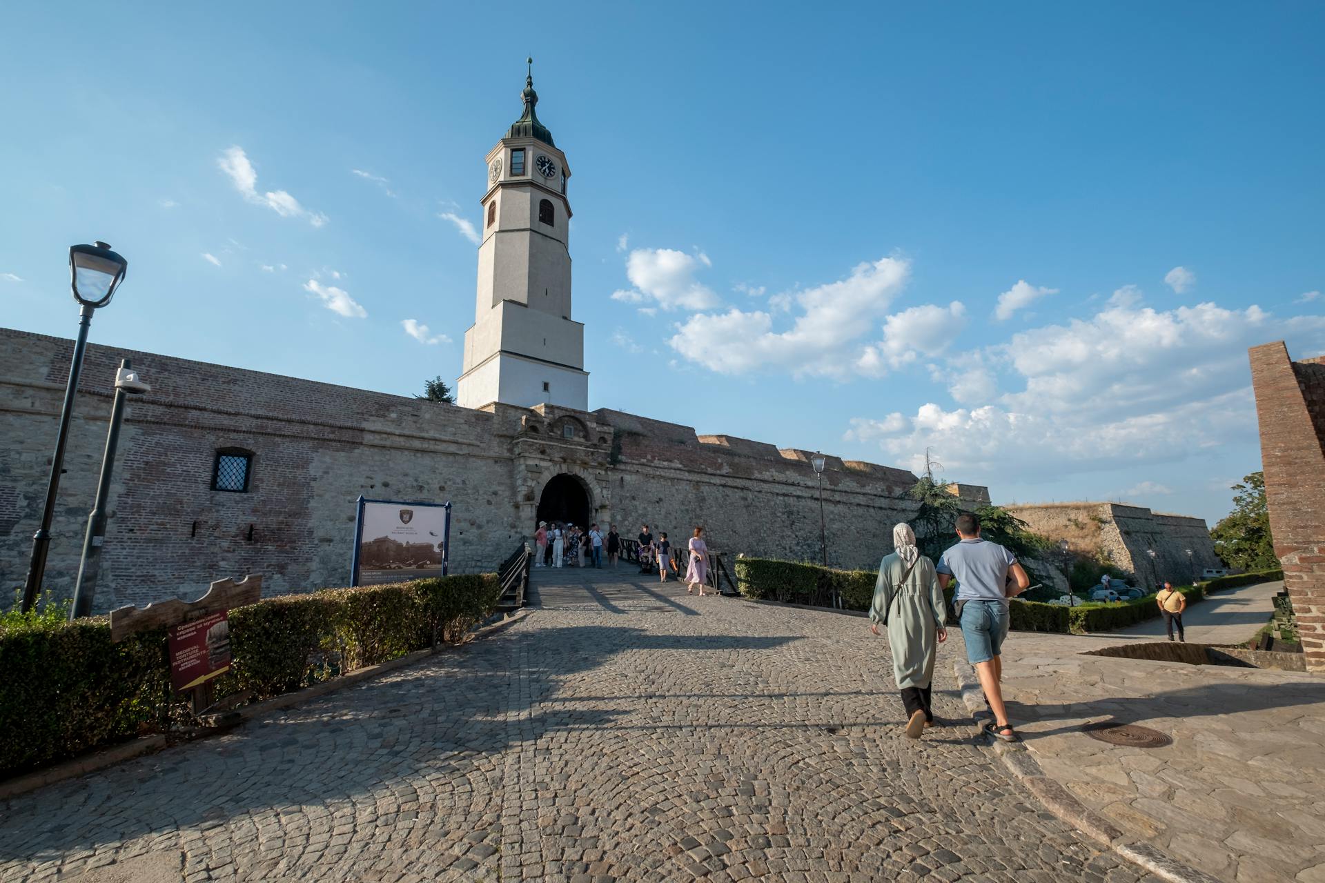 Top 6 greșeli pe care le fac turiștii cu internetul în Serbia